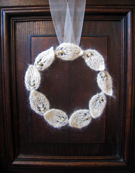 \"knitted_wreath_leaves\"